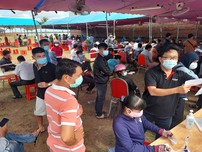 Video: Người dân đổ dốc cầu Rạch Miễu, ùn ùn xét nghiệm nhanh COVID-19