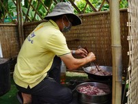 Video: Người dân chung cư thổi lửa nấu cơm tiếp sức cho bệnh viện dã chiến