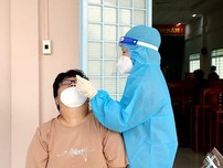Video: Lấy mẫu xét nghiệm SAR-CoV-2 cho công nhân, các hộ tiểu thương ở Long Hồ