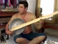 Cây đàn độc đáo ở miền Tây