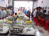 Video: Cơm từ thiện vừa sạch vừa an toàn