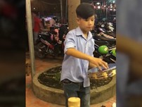 Cậu bé biểu diễn trống lắc tay điêu luyện