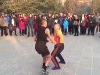 Kỹ năng đá cầu điêu luyện của 2 người đàn ông