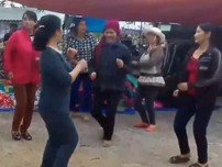 Tiểu thương chợ Hoành Vinh nhảy liên khúc remix