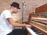'Dậy sóng' với bản cover 'Despacito' bằng đàn piano