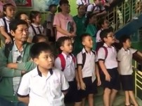 Học sinh tiểu học hò reo cổ vũ U-23 Việt Nam