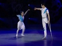 Xúc động với màn khiêu vũ của cặp đôi khuyết tật  