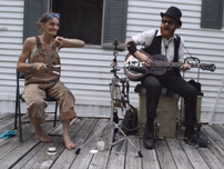 Dùng muỗng chơi nhạc vui nhộn khiến nhiều người thích thú