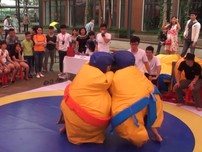 Sumo nhí tranh tài đấu vật quyết liệt 