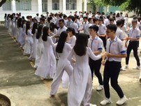 Thú vị clip học sinh nhảy Chachacha khi tập thể dục 