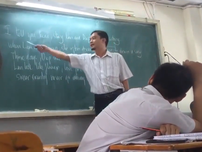 Thầy giáo dạy hát 'Chuyện tình Lan và Điệp' bằng... tiếng Anh