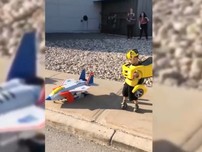 3 em nhỏ hóa thân thành các nhân vật trong phim Transformers 