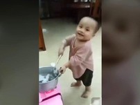 Hài hước với màn trổ tài nấu ăn của 'đầu bếp nhí'