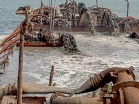 Video: Bắt quả tang 3 sà lan khai thác cát trái phép ở Cần Giờ