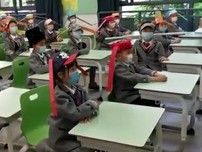 Học sinh đội mũ dài 1 m để tránh lây nhiễm COVID-19