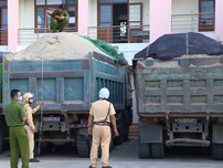 Đắk Lắk: Xử lý nhiều xe ben chở cát vi phạm tải trọng