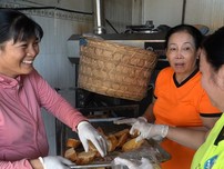 Bánh mì yêu thương gửi miền Trung