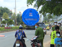 Video: Xe đầu kéo chở thiết bị điện gió cán một phụ nữ tử vong