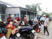 Video: Vất vả hành trình người dân tự về quê tránh dịch