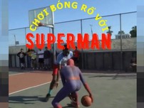 Superman thách thức tất cả mọi đối thủ ném bóng 