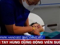 HLV Park Hang-seo đáng yêu nắm tay động viên Hùng Dũng suốt 