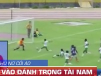Phản cảm hình ảnh cầu thủ nữ cởi áo lao vào đánh trọng tài