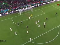 Xem Đức lách mình qua khe cửa hẹp nhờ bàn thắng quý hơn vàng