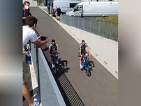 Lạ lùng cầu thủ Đức đến sân tập bằng... xe đạp