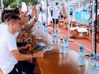 Các tuyển thủ Đức ký mỏi tay khi giao lưu với fan trong mùa dịch