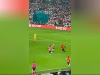 Video CĐV cởi trần chạy vào sân, an ninh sân Wembley ì ạch đuổi