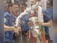 Clip cầu thủ Ý quậy tưng với cúp và champagne trong phòng thay đồ