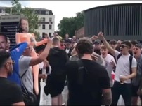 Fan anh quậy diễu hành búp bê tình dục gắn gương mặt Southgate