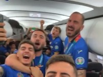 Vô địch Euro, cầu thủ Ý mở hội trên chuyên cơ từ London về Rome