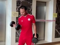 Cầu thủ Viettel hăng hái tập luyện dù bị cách ly 