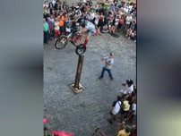 Khó tin với tài leo cột cao chót vót bằng xe đạp