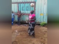 Con gái châu Phi chân đất mặc váy tâng bóng không chê vào đâu được