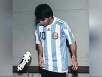 Messi chân không sút bay giầy vàng