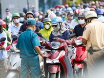 Video: Xe kẹt cứng ở chốt chặn vì dừng...