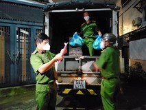 Video: Công an phường xuyên đêm đem thực phẩm...