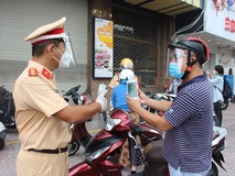 Video: Có giấy tiêm vaccine, người dân được CSGT...