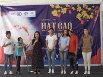 Video: Nghệ sĩ mang Tết đến với trẻ bị...