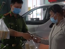 Video: Cùng các chiến sĩ công an nấu cháo...