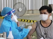 Video: Cả ngàn người ở TP.HCM đi tiêm...