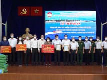 Video: Tàu Hải quân chở 135 tấn gạo hỗ...