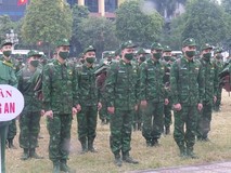 Video: Gác lại niềm riêng để nhân dân đón...