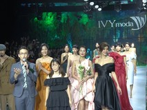 Minh Tú, Hoàng Thùy diễn vedette show thời trang...