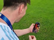 Video Messi dễ thương livestream khoe HCV với vợ...