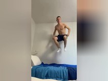Nghịch ngợm thử giường chống sex ở làng Olympic...