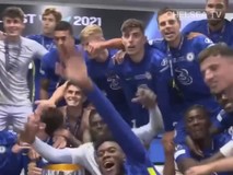 Đoạt Siêu cúp, cầu thủ Chelsea 'quẩy' tới bến