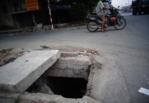 Hố đầu hẻm mất nắp nguy hiểm